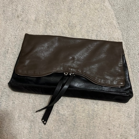 Kenneth Cole Reaction two toned Leather clutch with unique zipper detail - Picture 2 of 8